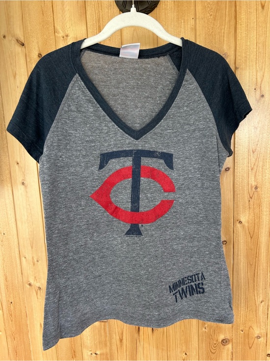 Genuine Merchandise Tops - Women’s Minnesota Twins Gray & Navy V‑Neck Size S/M?